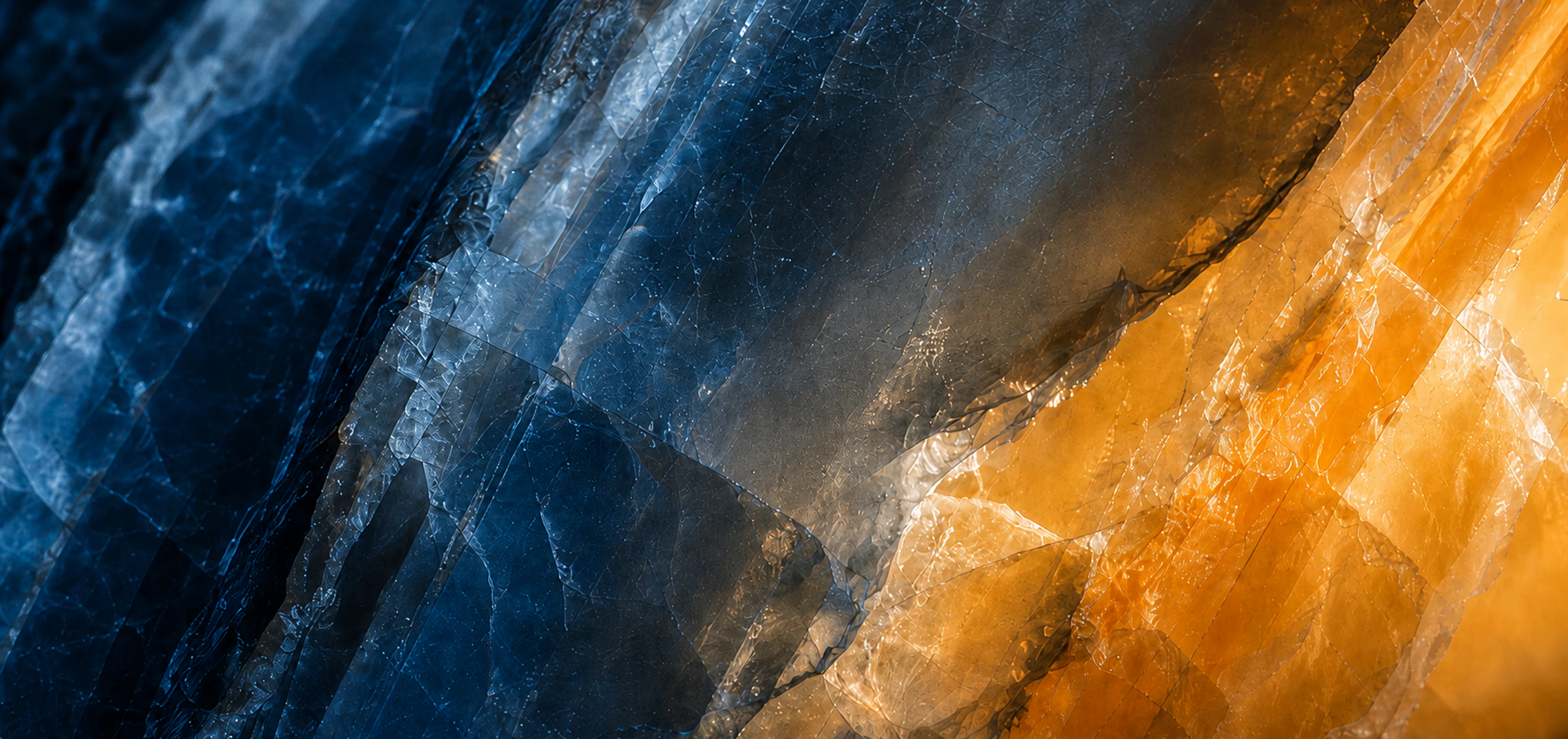 Detalhe mineral em tons de azul profundo e âmbar