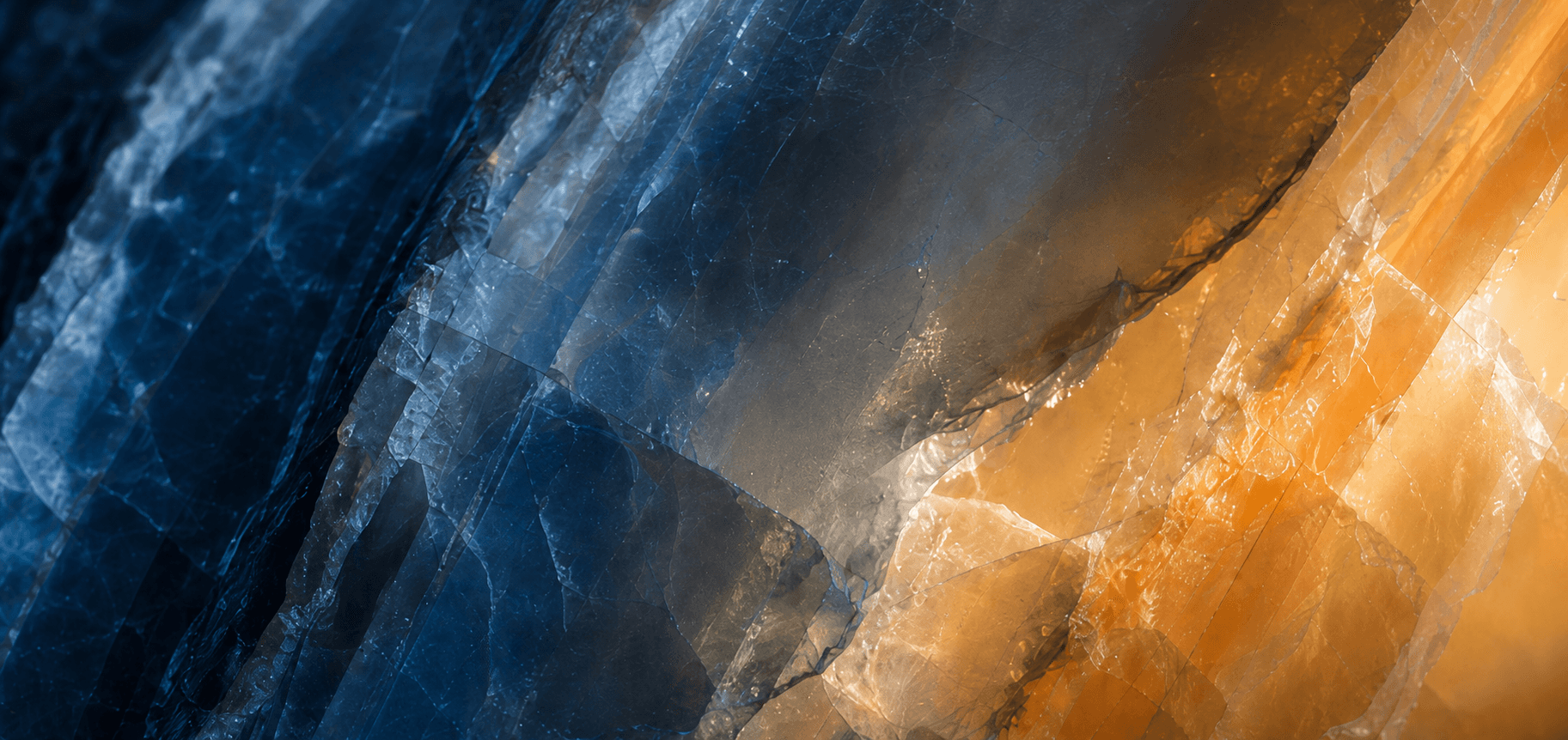 Detalhe mineral em tons de azul profundo e âmbar